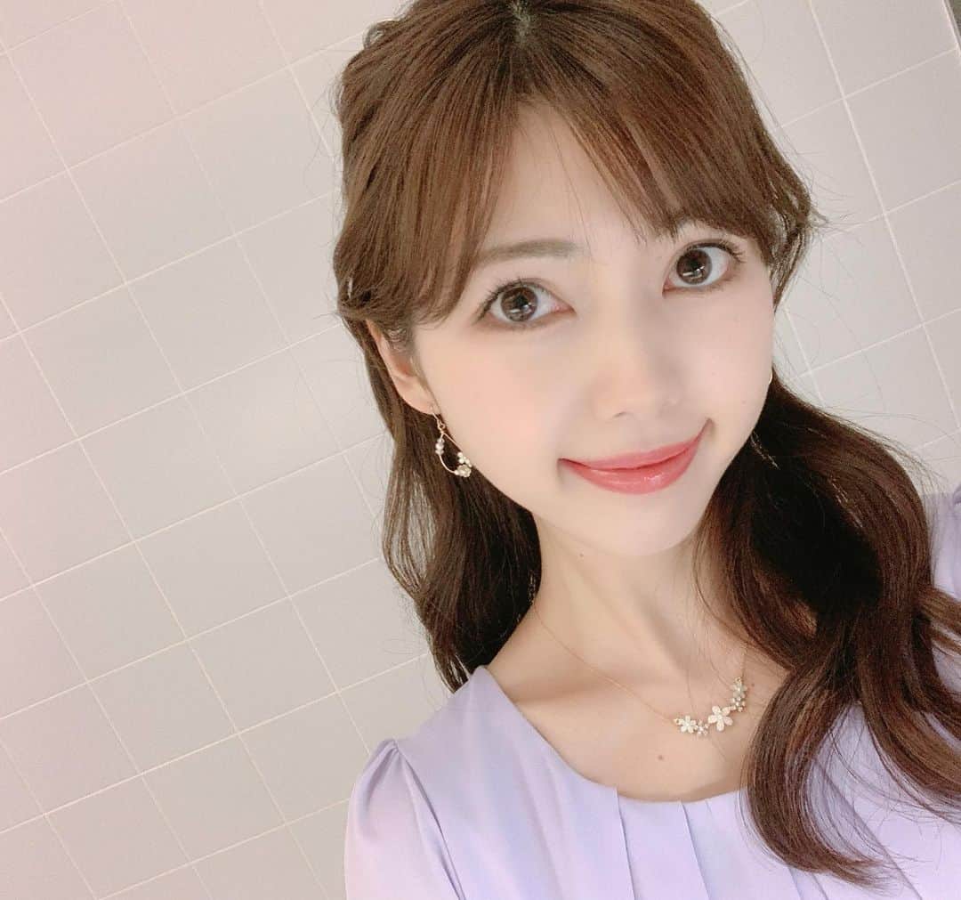 川又智菜美のインスタグラム：「一つ前の投稿にたくさんの﻿ バースデーメッセージありがとうございました💓﻿ とっても嬉しかったです☺️！﻿ ﻿ 写真はこの間の衣装です🌟﻿ シンプルな薄紫のブラウス👚﻿ 絶妙な色合いでした😍﻿ ﻿ シンプルなお洋服だと﻿ アクセサリーが映えます🌼💕﻿」