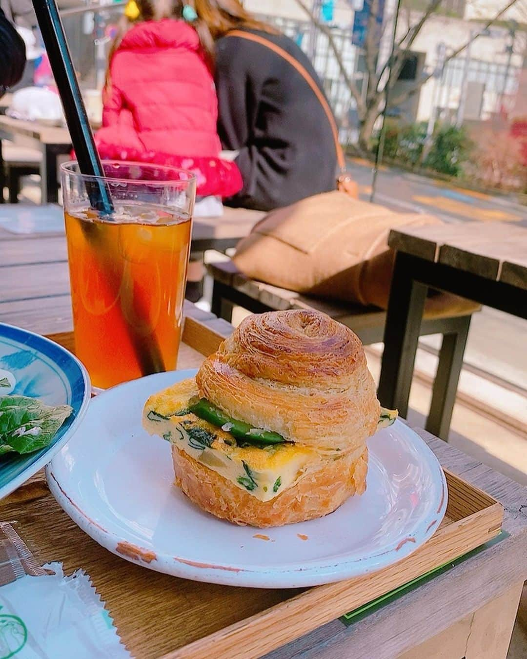 勝木友香さんのインスタグラム写真 - (勝木友香Instagram)「お天気良い日は、 テラスが気持ちいい😊  全粒粉パンのお店（bricolage bread&co）でパンランチ🥯🥐  血糖値を上昇を抑えるパンとはいえ…また食べすぎました…笑 ドリンクもコンブチャで美活ランチ！  和菓子の作り方動画は下記URL又はプロフィールのURLよりご覧ください！  https://m.youtube.com/watch?v=w54N5RGoP_A  #和菓子の作り方　 #手作りお菓子  #全粒粉  #ダイエット中　#全粒粉パン#bricolagebreadandco  #六本木ヒルズランチ  #コンブチャ　#テラス席  #美活　#腸活」2月6日 17時44分 - katsukiyuhka