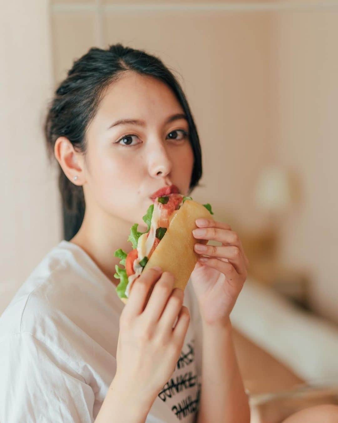 チャナナ沙梨奈さんのインスタグラム写真 - (チャナナ沙梨奈Instagram)「✎ღ  お腹空いたーーーよっ♪ 今日は食べても食べても お腹空きます、、、🤭🍴  #チャナナ沙梨奈 #モデル #ハーフモデル #タイと日本のハーフ #いただきます #サンドイッチ #食べてるシリーズ」2月6日 17時48分 - chananasarina