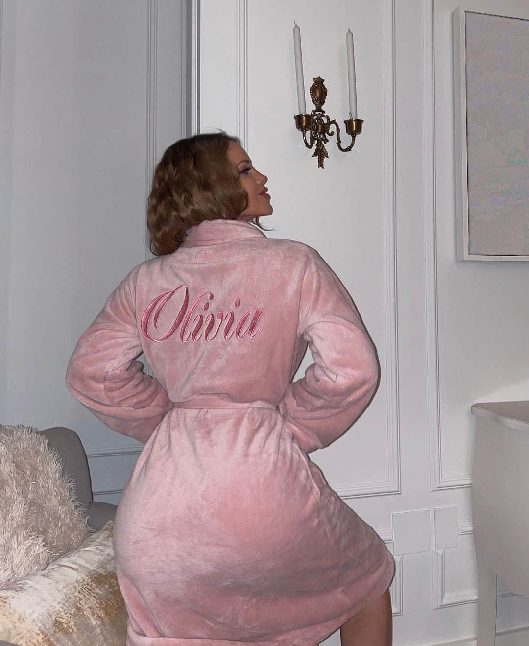 Olivia Piersonさんのインスタグラム写真 - (Olivia PiersonInstagram)「Received the perfect pink Valentine’s robe from @leolive with my name embroidered on it! 💕 Get your own with a 10% discount by using my code: OLIVIA10 #leolive #wearitloveitshowit」2月6日 17時49分 - oliviapierson