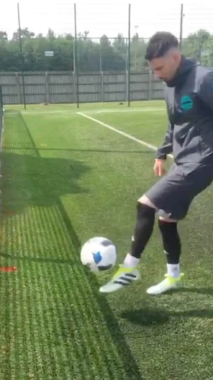F2Freestylersのインスタグラム：「Nice little warm up! What’s this tek called? Stubbsy, toe bounce or toe hop? 🤔  #football #footballskills #footballtricks #ronaldo #messi #mbappe #neymar #soccer #soccerskills #soccerlife #soccerlife #footballgame #trickshot」