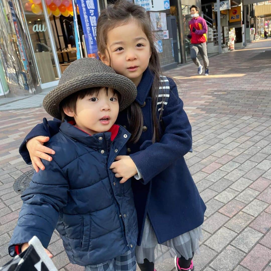 中岡由佳さんのインスタグラム写真 - (中岡由佳Instagram)「英語に向かう途中のふたり。何がおかしかったのか見ていなかった。 今日は朝から天気が良くて、たぶん公園遊びなどしたくてレッスンに気が乗らなかったふたり。 そんな日もあるよね、と言ってあげたら優しいけれど、頑張らないと！と言ってしまう母。ごめんね。 #japanese #3y10m #6y6m」2月6日 17時52分 - yuka_nakaoka