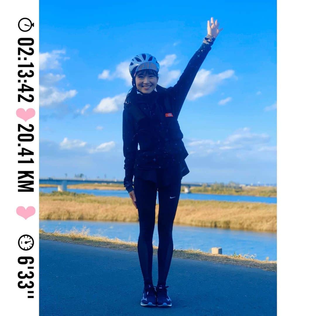 長谷川朋加のインスタグラム：「♡  ✎५⋆*{ 𝕙𝕒𝕡𝕡𝕪 𝕕𝕒𝕪𝕤♪＊ } ୨୧ -------------------------------- ୨୧  昼ニュースを読んだ後に20kmらん🏃‍♀️ 青空のもとお日様の光をたっぷり浴びて セロトニンが大量発生♡幸せ！  ロードバイク乗りたい！春が楽しみ🌸  昨日の幸楽苑のチョコレートらーめんへの コメントをたくさんいただいたので解説！  スープは醤油ベースでカカオオイルが 入っているだけなので甘くないよ♪ 醤油が先に来て、後からカカオの 香ばしさが追いかけてくる感じ。  上に乗っている板チョコがスープに 溶け出してもちもちの麺と絡むと おもちチョコみたいになる！ スイーツみたいだけど、スープと合わさると あまじょっぱさが絶妙！！ 思ったより甘くないし美味しいのである♡  2/7 21:00〜 佐竹明咲美アナウンサーとインスタライブ📺  2/7 22:30〜 荒木ゆりアナウンサーとclubhouse🎙  お気軽にお越し下さい(*´꒳`*)つ  ୨୧ -------------------------------- ୨୧ #やりたい事は全部やる #全力前向き前のめり #走るの大好き」