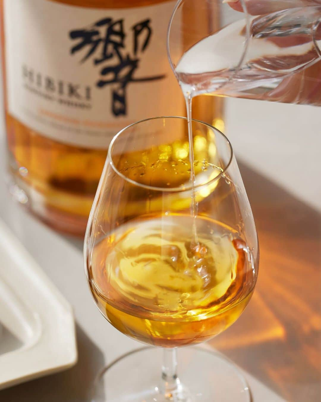 響 | SUNTORY WHISKY HIBIKIさんのインスタグラム写真 - (響 | SUNTORY WHISKY HIBIKIInstagram)「. HIBIKI TIME　～二十四節気・立春～　  加水することで現れる伸びやかな香りに魅了されて Add water to your glass to release the alluring mild aroma.  #hibiki #響 #二十四節気 #24seasons #立春 #risshun #初春 #earlyspring #テイスティング #tasting #ひとり時間 #alonetime」2月6日 18時03分 - suntorywhisky_hibiki