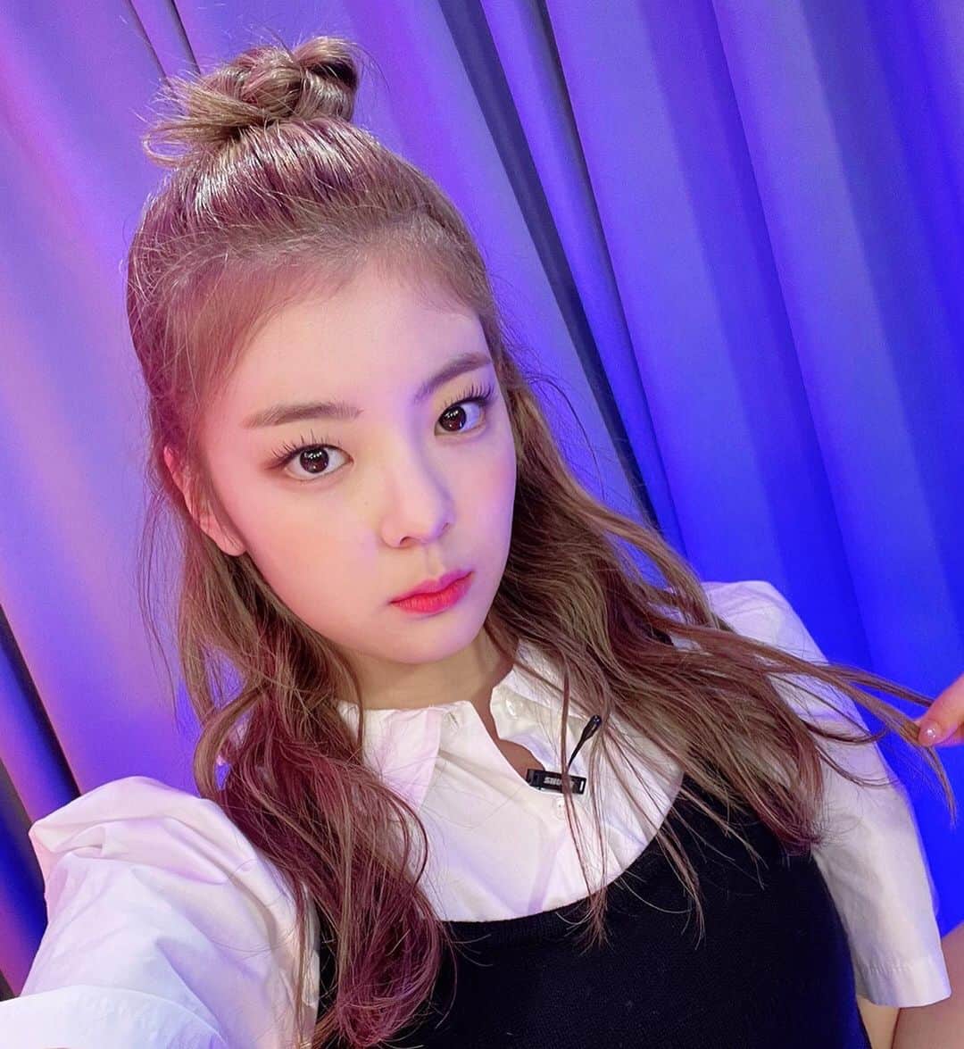 ITZYさんのインスタグラム写真 - (ITZYInstagram)「COOL✨ & CUTE🧸 #LIA」2月6日 18時03分 - itzy.all.in.us