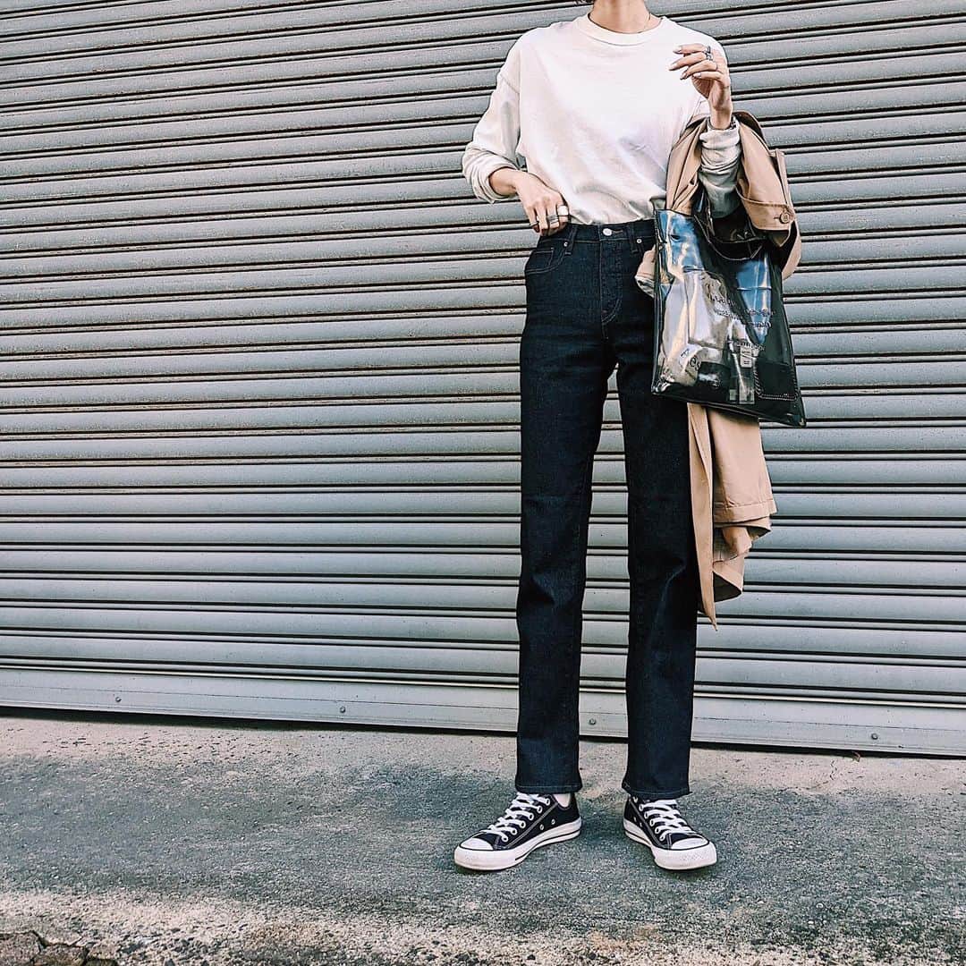 maai0528のインスタグラム：「〻👩🏼‍🦱🐩🍨🥤 simple‥🕯 昼間は ぽかぽか陽気で とーっても過ごしやすかったね。 ． トレンチ着てたけど脱いじゃったw ． 穿いてるデニムは 高身長さんにオススメした @uniqlo だよー。 ． 脚が長くキレイにみえちゃう。 ． ． #ユニデニ #ユニクロデニム族 #UNIQLOJEANS #スリムストレートハイライズジーンズ #uniqloginza2021SS #ユニデニコーデ #PR」