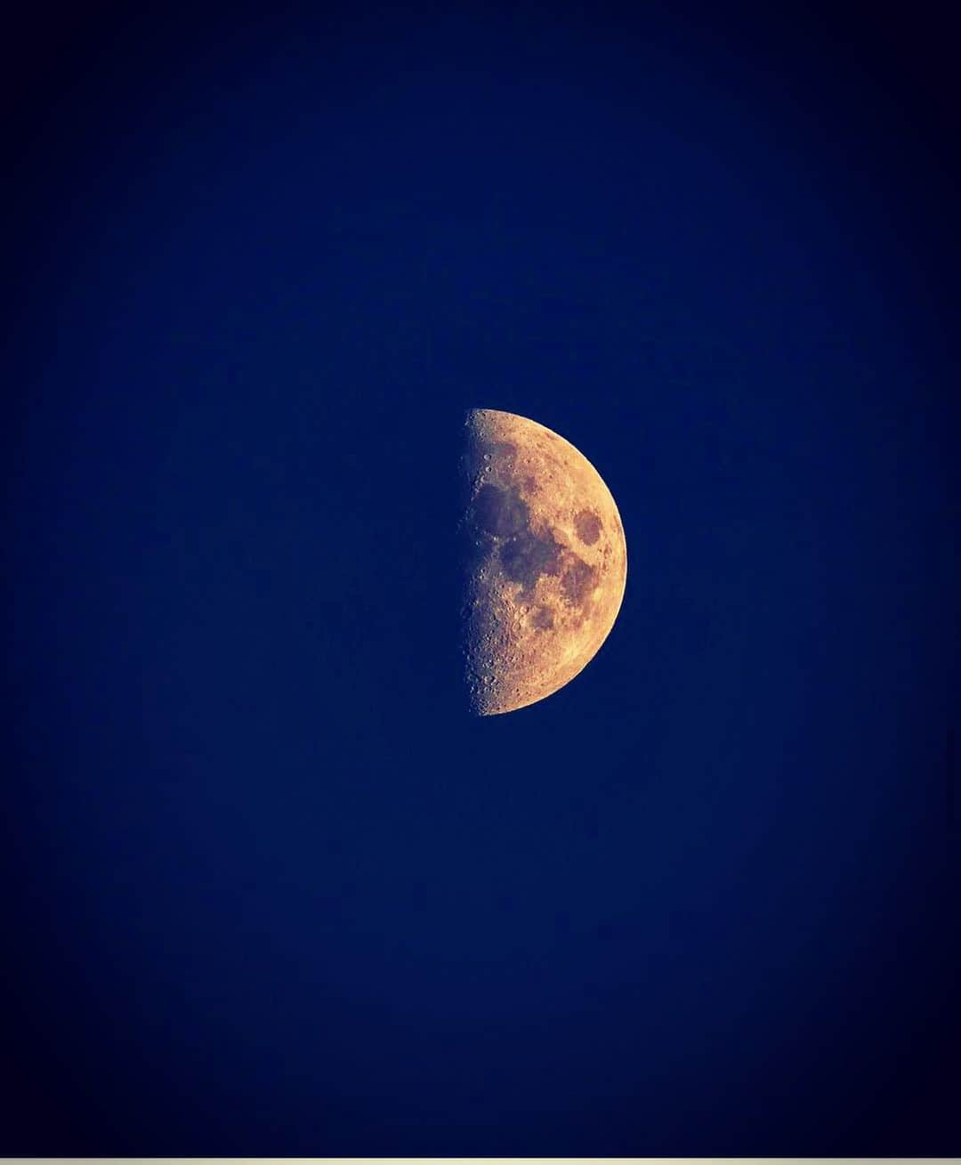 伊東愛のインスタグラム：「To the moon and back #halfmoon #love」