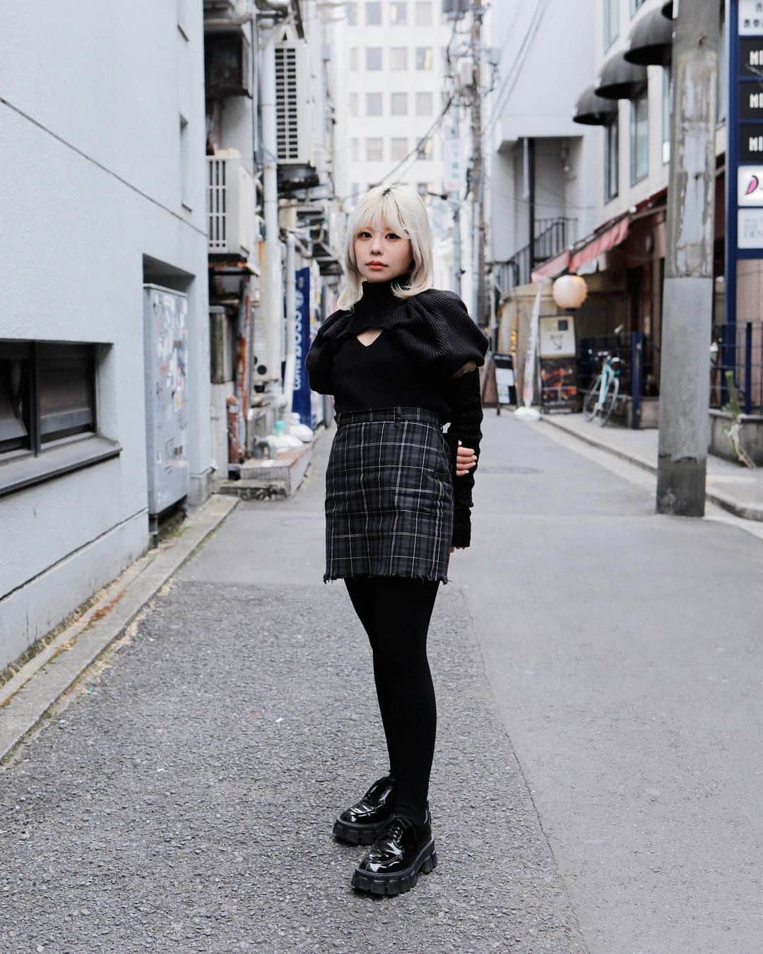 Droptokyoさんのインスタグラム写真 - (DroptokyoInstagram)「TOKYO STREET STYLE Name: @mayuyukishita  Occupation: Artist Top: #Esth. Skirt: #Esth. Shoes: #PRADA #streetstyle#droptokyo#tokyo#japan#streetscene#streetfashion#streetwear#streetculture#fashion#ストリートファッション#コーディネート ⁣⁣ Photography: @cazumax」2月6日 17時59分 - drop_tokyo