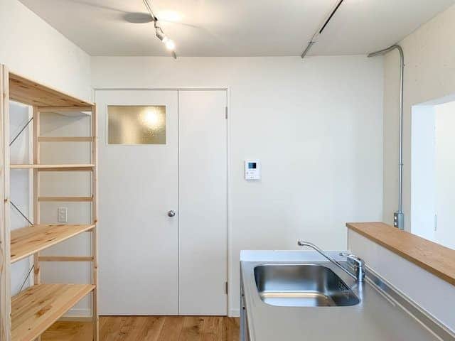 グッドルームさんのインスタグラム写真 - (グッドルームInstagram)「ありふれた、キミとの日常。 東京 #戸越公園 1LDK 40.73㎡ ▼キミとの日々がしあわせ ---------------------- 無垢床と白い壁、細部のパーツまでかわいい、 カフェみたいなリノベーションのお部屋。 キッチンが広々なので、2人で料理。 なんてのも楽しそうだなあ♩ リビングには無垢材のダイニングテーブル？ それともローテーブルにしようかな？ 床の気持ち良さを味わっても良さそうです。 リビングにも洋室にもオープンタイプの収納が。 持ち物の1つ1つにもこだわりたくなりますね。 こんなにステキなお部屋、 あなたたちの色に染めちゃってください。 ・⁠ こちらの物件は実際に住めるお部屋です。詳細はストーリー、ハイライトにて！⁠ ・⁠ こだわりのお部屋探しは、@goodroom_jp から URLをチェック！⁣⁣⁣⁣⁣⁣⁣⁣⁣⠀⁣⠀⁠ ・⠀⁠ ※最新のお家賃につきましては、リンク先物件ページからご確認ください。⁠ ⁠・⁠ #tokyo #goodroom #interiordesign #decoration  #myhome #homedesign #interiordecor #urbanlife #apartment #生活 #お部屋探し #日々の暮らし #引っ越し #賃貸 #丁寧な暮らし #暮らしを整える #お洒落な暮らし #理想の空間 #間取り図 #シンプルな暮らし #東京 #東京賃貸 #1人暮らし #一人暮らし #1LDK #1LDK賃貸 #無垢床 #駅近#カフェライク」2月6日 18時00分 - goodroom_jp