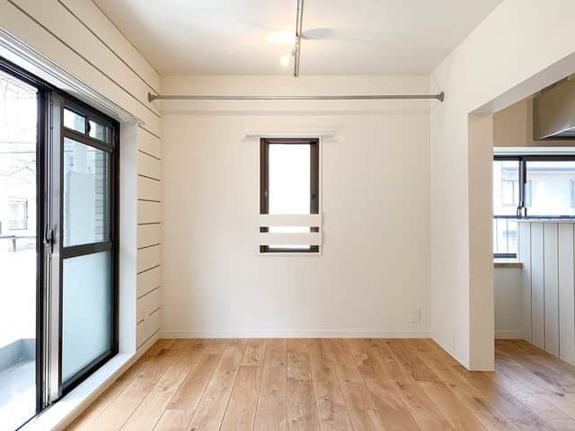 グッドルームさんのインスタグラム写真 - (グッドルームInstagram)「ありふれた、キミとの日常。 東京 #戸越公園 1LDK 40.73㎡ ▼キミとの日々がしあわせ ---------------------- 無垢床と白い壁、細部のパーツまでかわいい、 カフェみたいなリノベーションのお部屋。 キッチンが広々なので、2人で料理。 なんてのも楽しそうだなあ♩ リビングには無垢材のダイニングテーブル？ それともローテーブルにしようかな？ 床の気持ち良さを味わっても良さそうです。 リビングにも洋室にもオープンタイプの収納が。 持ち物の1つ1つにもこだわりたくなりますね。 こんなにステキなお部屋、 あなたたちの色に染めちゃってください。 ・⁠ こちらの物件は実際に住めるお部屋です。詳細はストーリー、ハイライトにて！⁠ ・⁠ こだわりのお部屋探しは、@goodroom_jp から URLをチェック！⁣⁣⁣⁣⁣⁣⁣⁣⁣⠀⁣⠀⁠ ・⠀⁠ ※最新のお家賃につきましては、リンク先物件ページからご確認ください。⁠ ⁠・⁠ #tokyo #goodroom #interiordesign #decoration  #myhome #homedesign #interiordecor #urbanlife #apartment #生活 #お部屋探し #日々の暮らし #引っ越し #賃貸 #丁寧な暮らし #暮らしを整える #お洒落な暮らし #理想の空間 #間取り図 #シンプルな暮らし #東京 #東京賃貸 #1人暮らし #一人暮らし #1LDK #1LDK賃貸 #無垢床 #駅近#カフェライク」2月6日 18時00分 - goodroom_jp