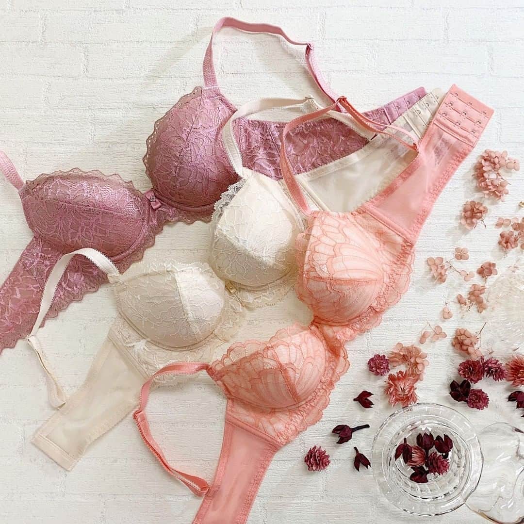 BradelisNewYork/ブラデリスニューヨークのインスタグラム：「Happy Valentine's Day♡  1年に1度のバレンタインデー、 自分へのプレゼントにときめき溢れるランジェリーはいかが？  フェミニンでスウィートなピンクの下着は 特別な一日をよりロマンチックに演出してくれるはず.*゜ . . . #ブラデリスニューヨーク #ブラデリスステップ1 #ブラデリスステップ2 #Valentine #バレンタインデー #bradelis #bradelisnewyork #ブラデリス #育乳ブラ #育乳 #補整ブラ #補整下着」