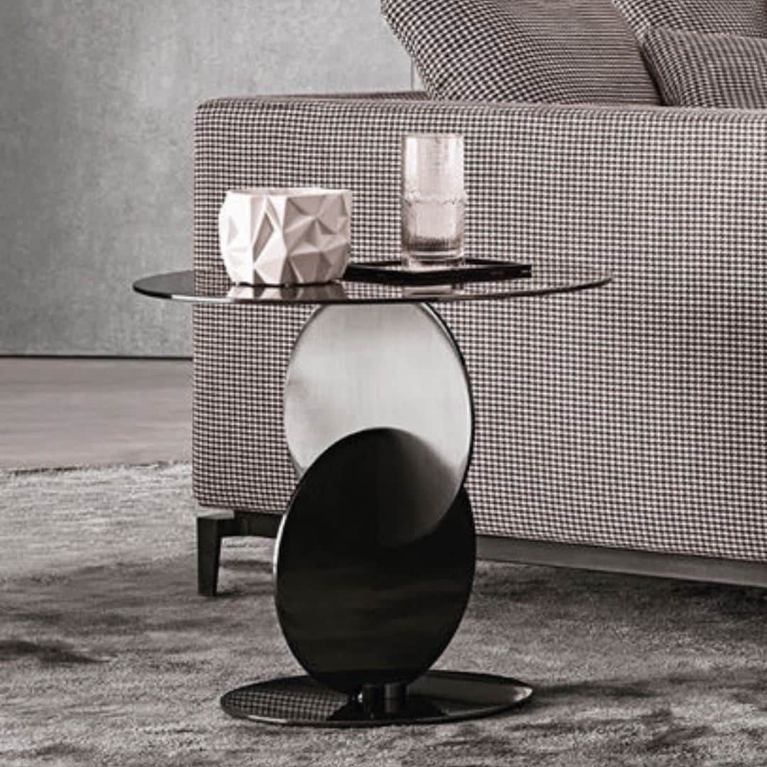 Minotti Londonさんのインスタグラム写真 - (Minotti LondonInstagram)「The Divo coffee table looks like a custom-built piece rather than mass-produced furniture. Sophisticated coffee table with laser-cut, black-nickel finished discs assembled by cross welding.  The table is more than just a design and architectural piece including balance and engineering to create something unique.  Tap the link in our bio to know more about the Divo Coffee Table. . . . #minottilondon #minotti  #madeinitaly  #interiordesign #homedecor  #furniture #london #modern #luxuryvilla  #interiorlovers #interiordesigners #interiordesigner #interiordesigntrends #luxurylifestyle #homedecorinspiration #myhomedesign #residentialdesign #homeinterior #interiordesignerlondon」2月6日 18時00分 - minottilondon
