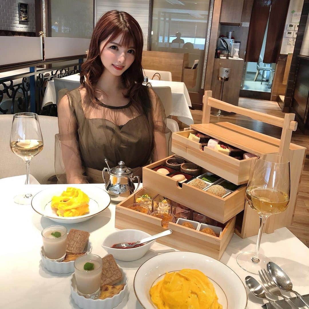 岡田栞奈のインスタグラム：「最近アフタヌーンティー巡り にハマってるよ☕️💕  ここは穴場でゆったりできるから好き〜🥱 #銀座 #カフェ #アフタヌーンティー #ランチ #おすすめ」