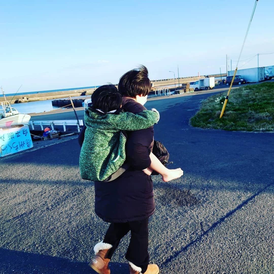 鈴木おさむさんのインスタグラム写真 - (鈴木おさむInstagram)「真冬の海に入った息子をおんぶして帰る、地元の漁師さん、、、ではなく、妻です！ 海沿いのおんぶ。僕も昔はこうしてもらっていたんだろう。」2月6日 18時12分 - osamuchan_suzuki