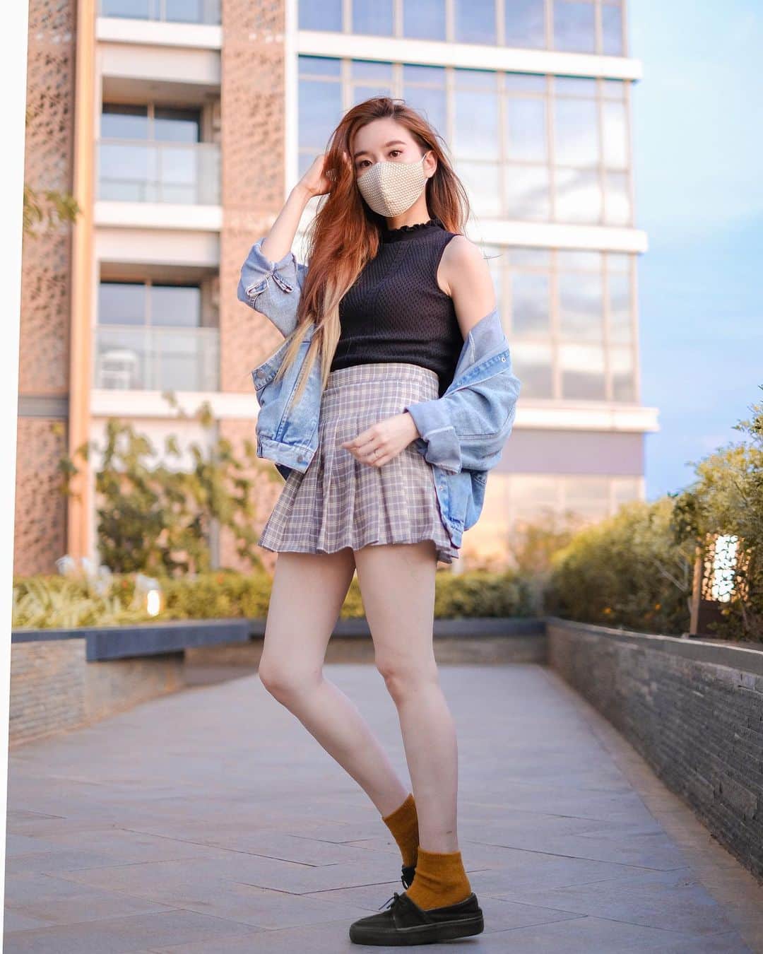 ジェシカ・ヤマダのインスタグラム：「Golden hour appreciation post 🌅✨💫 Thinking of cutting my own hair before CNY... or should we cut each other’s hair, @elleyamada? 💇🏻‍♀️ #jesswears」