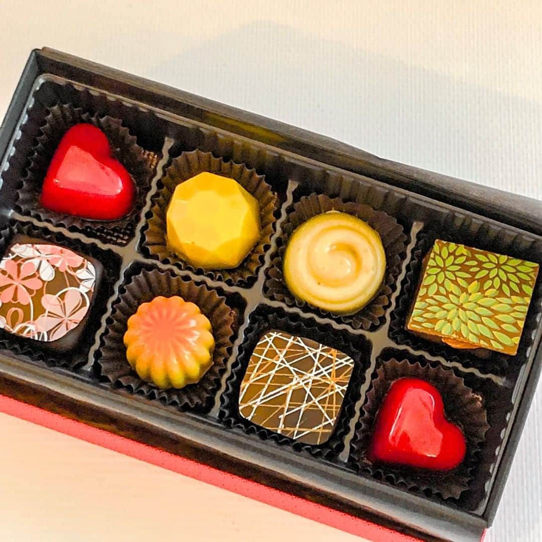 ケーキ&カフェ 海風堂のインスタグラム：「ボンボンショコラの8種アソート販売中です✨ 一粒ごとにカラフルで違うガナッシュになっております❣️ ギフトにはもちろん、自分用のご褒美にもぜひ。  #バレンタイン #ボンボンショコラ #チョコレート #バレンタインギフト #プレゼント #valentineday2021 #chocolate #海風堂 #市川 #南大野」