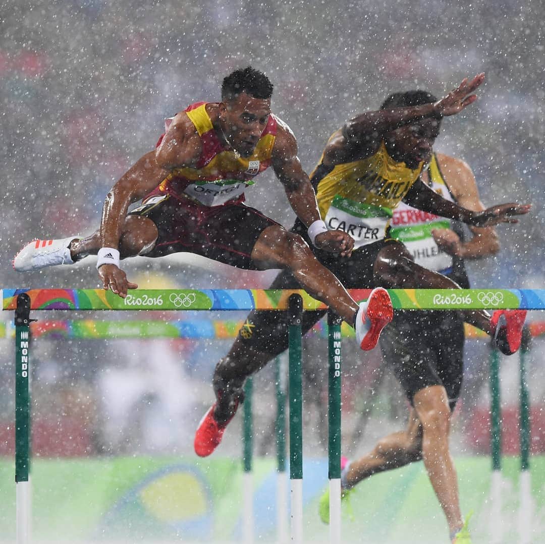オリンピックチャンネルのインスタグラム：「Rain + Olympics = Epic Photos 💪😎🌧️」