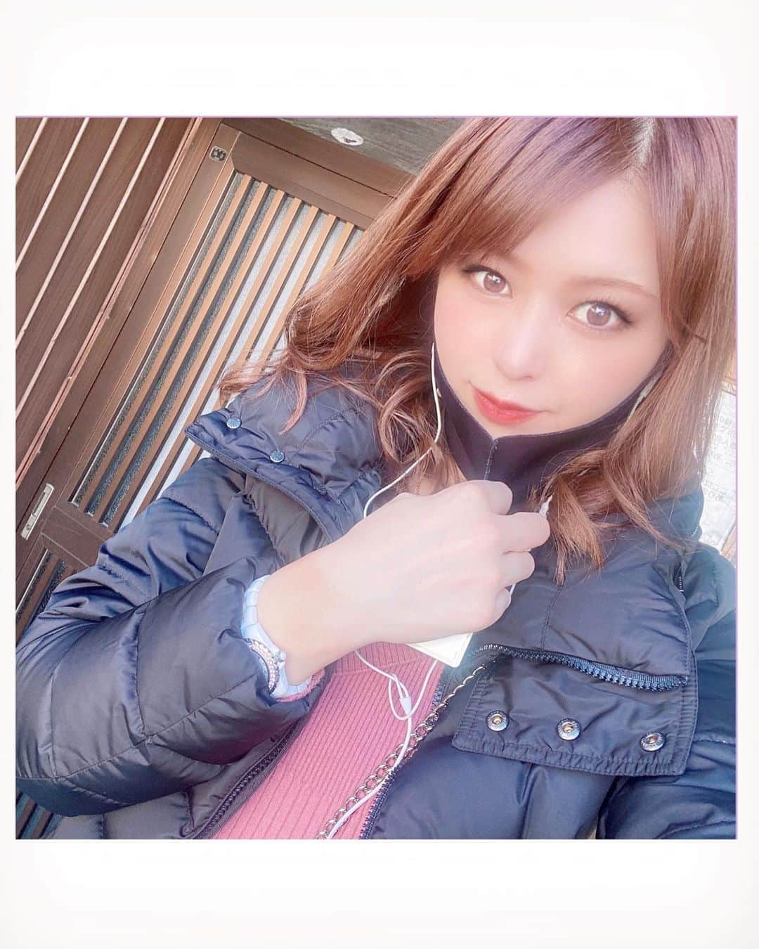 坂之下侑子のインスタグラム：「#何を聴いてるでしょーか？ #どこで撮ってんの #って写メですが #バス待ち #バス停での一枚。 #手にはPASMO #奈良 #地元 #顔写真少ないって事で #載せてみました #ゴルフ以外 #写メ #マスク生活 #いつまで続くのか、、 #春の陽気 #🤍🤍🤍」