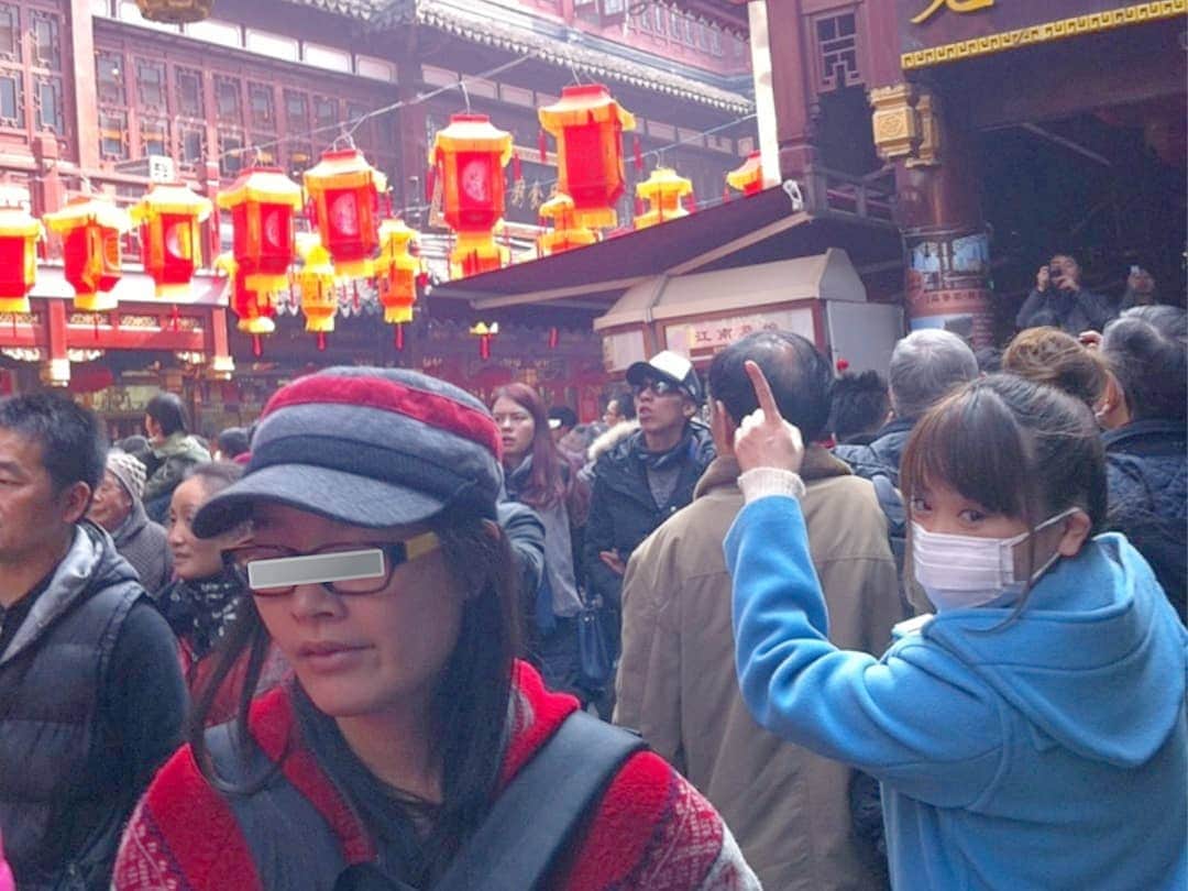 市川みかさんのインスタグラム写真 - (市川みかInstagram)「日本人のマスク文化。  8年前に上海へ行った時もマスク。 見事に私だけしかマスクをしていない。。。  19年前にニューヨークへ行った時もマスク。  振り替えるとマスク文化の歴史が辿れました◎    #マスク #mask #上海 #Shanghai #ニューヨーク #NewYork #NY #タビジョ#trip #travel #japanesegirl #photos #viewpoint #photography #photooftheday #picoftheday #tagsforlikes #tflers #follow #instagood #instadiary #instalike #instamood #instalove #instafollow #follow_back」2月6日 18時23分 - ichikawa_mika