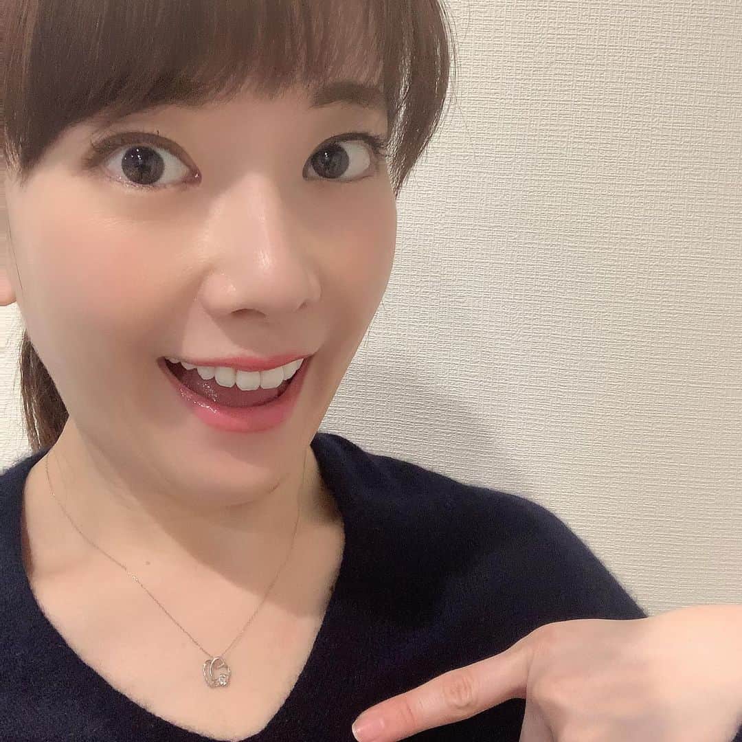 新垣泉子のインスタグラム：「長い物のプレゼント☆  今年は『本厄』の私。 厄祓いに行きたいけど、コロナで分散参拝ということで、未だ行けていません(>_<) そんな私を心配して、 『厄年には長い物が良いのよ、私も厄年の時に母からプレゼントしてもらったの』と、お義母さまからネックレスのプレゼントが届きました☆  嬉しい（ ; ; ）  古来より、長いものには長寿を願う気持ちが込められているんだとか。  大切に身につけさせていただきます(^-^)  #厄年 #厄年の贈り物 #厄年プレゼント #長い物　#長い物のプレゼント #ネックレス #おまもり #大切にします #厄祓い #分散参拝 #いつ行こうかな  #まだしばらく行けない #健康で過ごせますように  #tnc #アナウンサー」