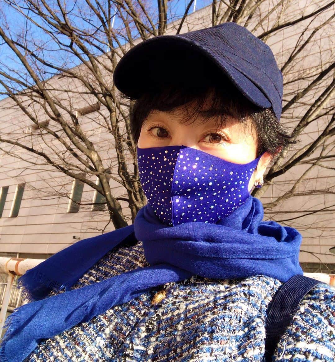 小川知子さんのインスタグラム写真 - (小川知子Instagram)「#小春日和 #小川知子  気持ちの良いお天気でずっと外を歩いていたいなー。  中はノースリーブですよ。  マスクがなければもっと気持ちが良いでしょね。」2月6日 18時24分 - tomoko_ogawa_