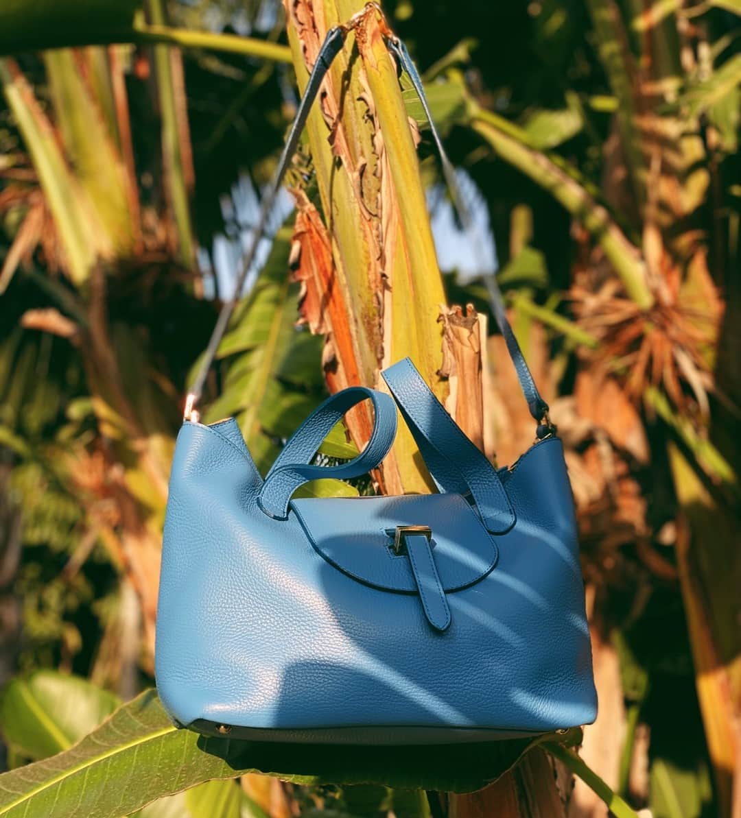 のインスタグラム：「🔹🔹🔹🔹💭💭🦋👜🦋👜 special new Blue colour : Blue stands for healing, trust and long life. ⠀⠀⠀⠀⠀⠀⠀⠀⠀ ⠀⠀⠀⠀⠀⠀⠀⠀⠀ #t #melimelo #melimelobags #style #bag #bags #s #classicbag #classic #wardrobestaple #madeinitaly #timeless #a #understated #itbag」