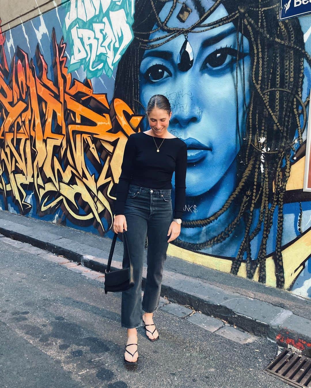 ジョアンナ・コンタのインスタグラム：「Posing in front of Melbourne street art ✅」