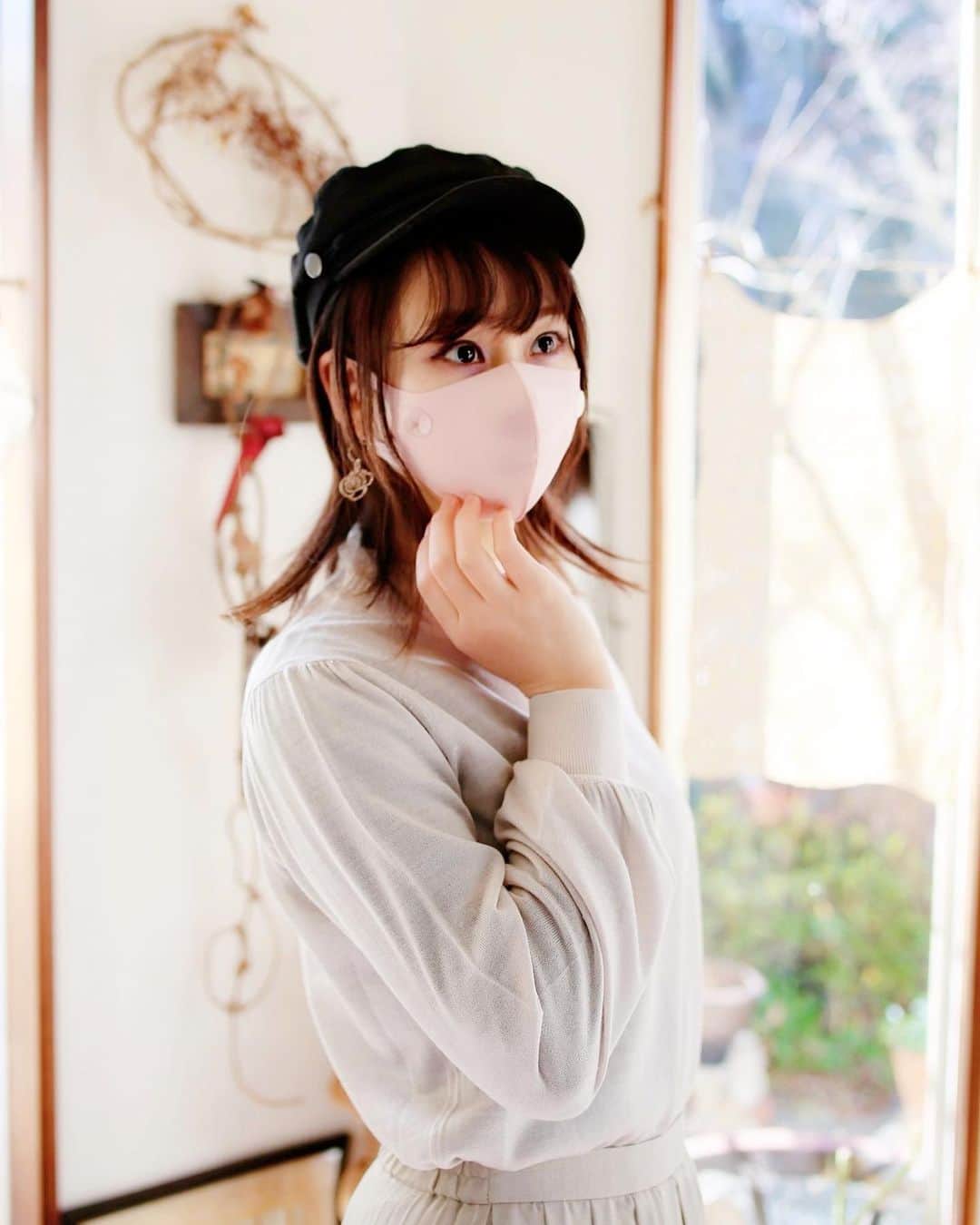amiのインスタグラム：「．  Favorite mask accessory  ． マスクデコレーションが楽しめる 新発想のマスク用インナーフレーム＆ 着替えボタンが我が家にやってきました💓  マスクぴたのんBIB-IT.+ @bibit.jp  マスクをつけるとどうしても呼吸が しづらかったのですが、これをつけると 呼吸がラクになってとっても嬉しい♡  そして、メイク汚れが軽減されるし スポーツ中に使っても便利です✨  とっても軽いし、装着感が よくて、マスクへの苦手感が 緩和されました😭👏  あと、私がつけているのは透明なボタンだけど 着せ替えもできて、マスクデコレーションが 楽しめるのでおすすめです💓  ヤフーストアでも取り扱いしていますよ❤︎ https://store.shopping.yahoo.co.jp/merry-bee/  ． #sponsored#castme#マスクぴたのん#ビブイット#bibitjp#インナーフレーム#マスクブラケット#マスクデコレーション#マスク#息がラク#メイク汚れ#マスク生活#マスク小物」