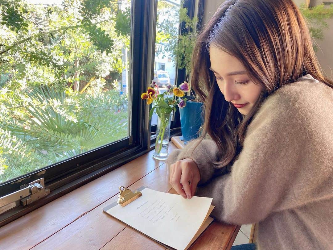 のインスタグラム：「#cafe ここのカフェまた行きたいなぁ💭 ・ ・ この日に着ていたニット🧶 よくDMなどでも質問いただいていたのですが、 去年　@mystrada_official で購入しました♡」