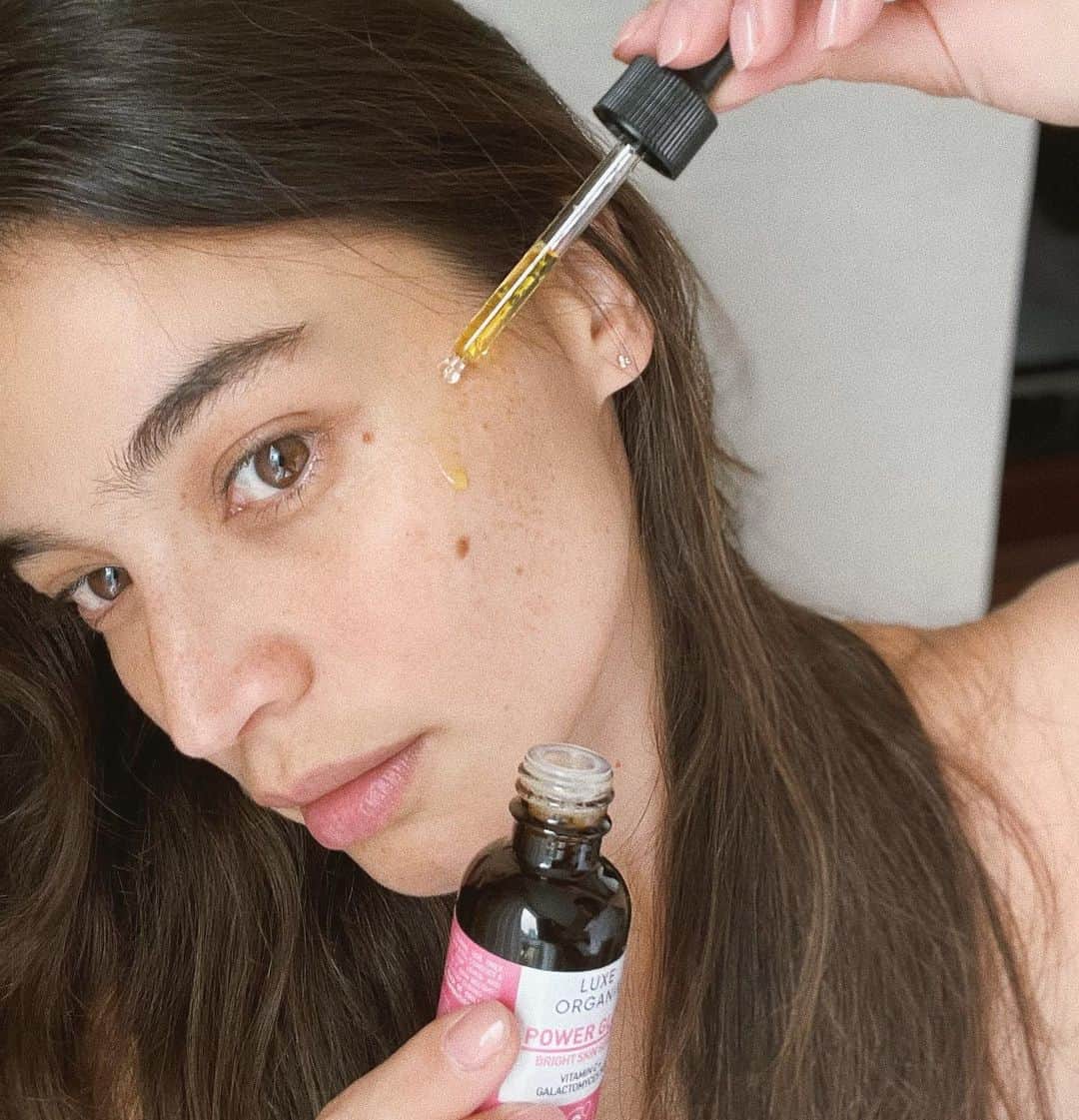 アン・カーティスのインスタグラム：「Getting that bare-faced power glow ✨ @luxeorganixph」