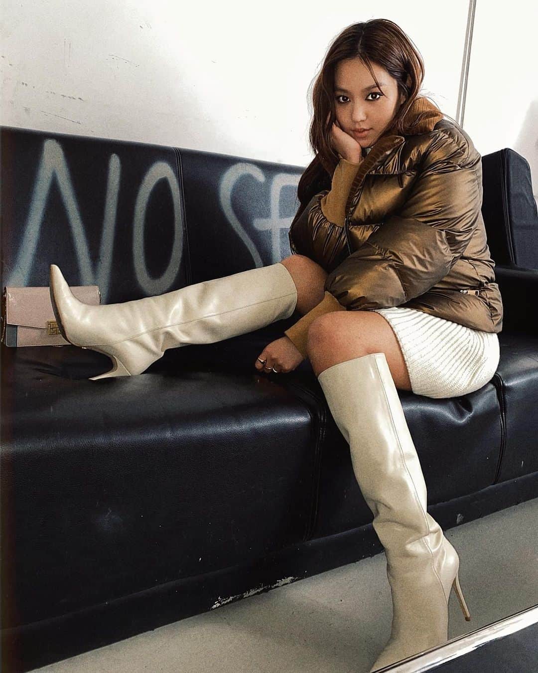 キム・ヒジョンのインスタグラム：「No seat zone👽⚡️」