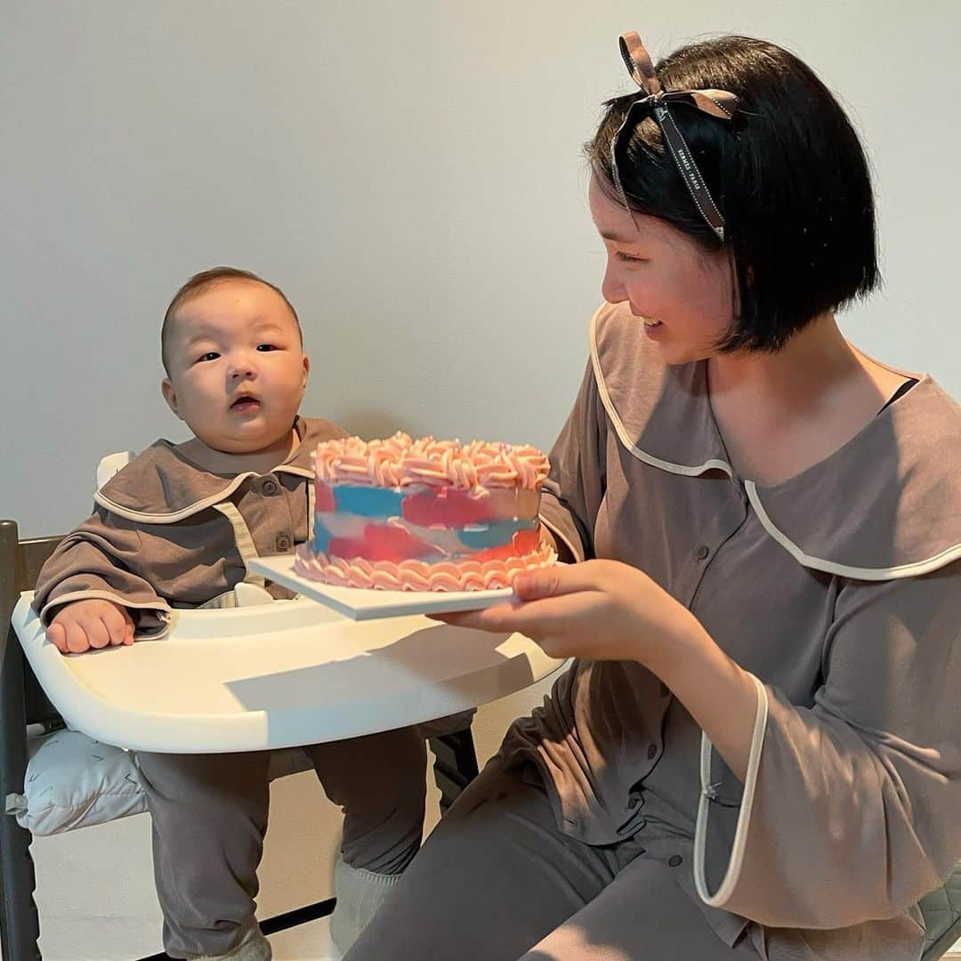 カン・ヘヨンさんのインスタグラム写真 - (カン・ヘヨンInstagram)「+200👶🏻💛  #이백일 축하해 울 빼꼼이 선물은 엄마야🎁 초는 이따 아빠 일 끝나구 오시면 불자🎂 #너무너무사랑해 아빠 오시면 우리 커플룩 입은거보고 또 빵터지시겠지^_^ㅋㅋㅋ」2月6日 18時35分 - mangdoo_noona