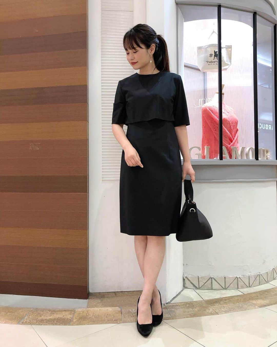 のインスタグラム：「.﻿ ﻿ 最近は卒入学式・卒入園式のお洋服を﻿ お探しのお客様が増えてきました🌸☺️﻿ ﻿ みんなの笑顔が輝く、晴れの日！﻿ そんな特別な日は﻿ Nina mewのドレスで華を添えて💐。﻿ 品格あるブラックドレス。﻿ 見た目のきちんと感に反して﻿ ストレッチインでイージーな着心地。﻿ なおかつ着痩せまで叶うっていう﻿ 文句なしの一枚です🖤﻿ ﻿ Nina mew﻿ one-piece ¥25,000+tax﻿ bag ¥9,200+tax﻿ ﻿ @ninamew_official#Ninamew#ニーナミュウ#セレクトショップ#selectshop」
