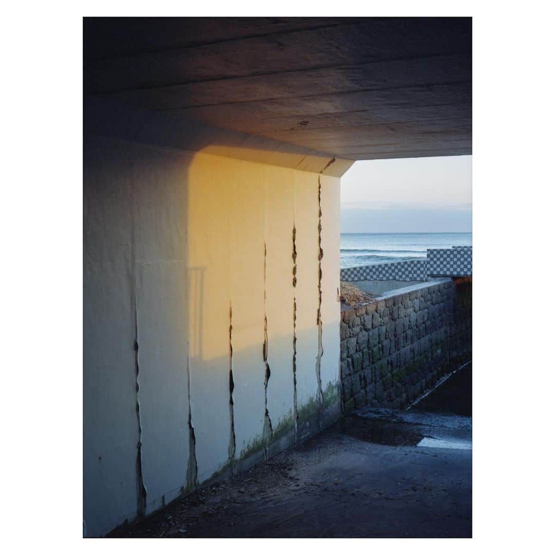 Hikaru Nakamuraさんのインスタグラム写真 - (Hikaru NakamuraInstagram)「フィルム撮影📸  使用機材 FUJI GA645Zi フィルム Kodak Portra400  詳細はYoutubeまで▶️ チャンネル名:ひかるーく  #フィルムカメラ#フィルム#中判フィルム#中判フィルムカメラ#湘南#七里ヶ浜#夕陽#トンネル#海#富士フイルム#fujifilm#ga645zi#filmcamera#shonan#streetsnap」2月6日 18時48分 - hikarunosuke
