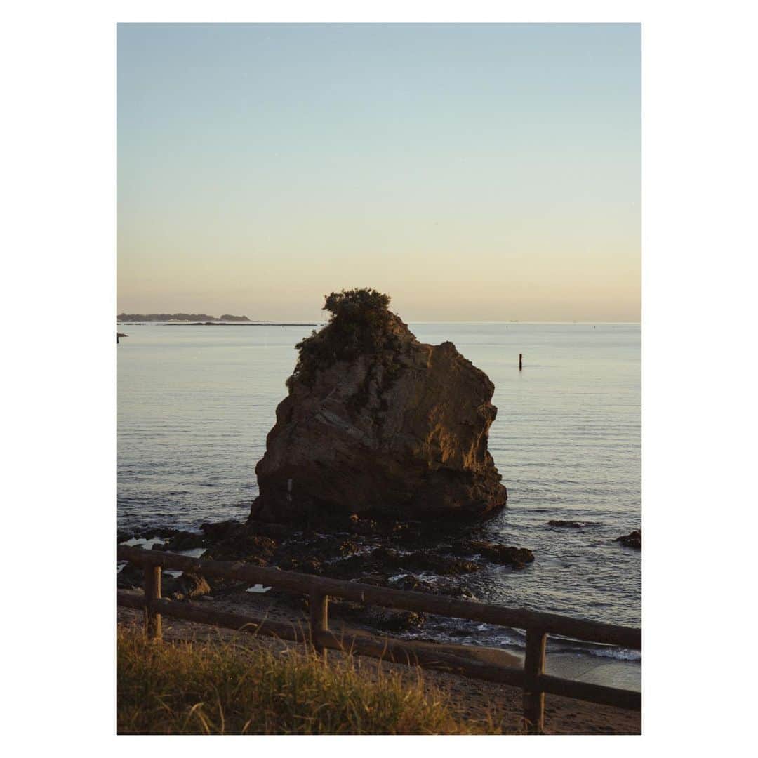 Hikaru Nakamuraさんのインスタグラム写真 - (Hikaru NakamuraInstagram)「フィルム撮影📸  使用機材 FUJI GA645Zi フィルム Kodak Portra400  詳細はYoutubeまで▶️ チャンネル名:ひかるーく  #フィルムカメラ#フィルム#中判フィルム#中判フィルムカメラ#湘南#七里ヶ浜#夕陽#トンネル#海#富士フイルム#fujifilm#ga645zi#filmcamera#shonan#streetsnap」2月6日 18時48分 - hikarunosuke