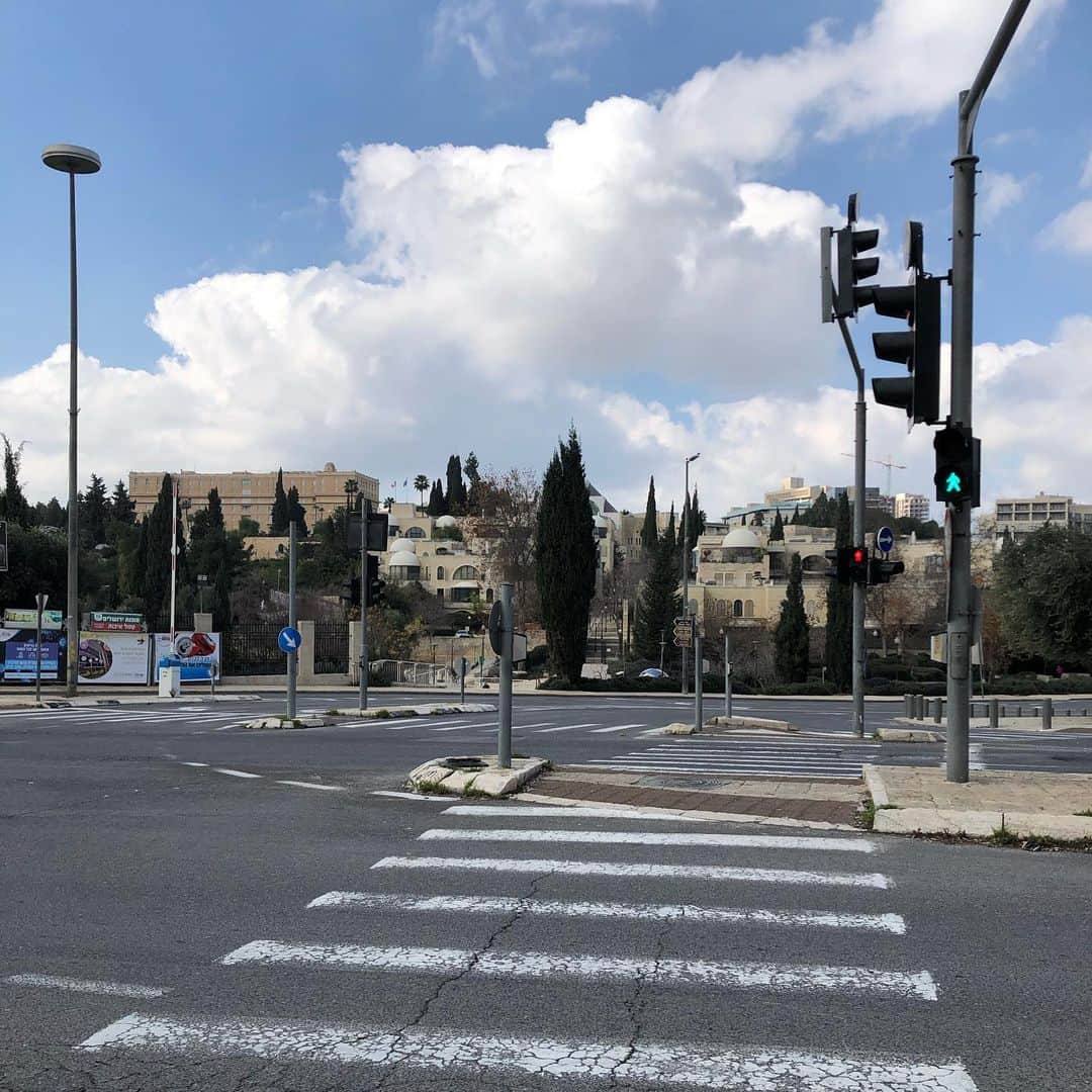 新田朝子さんのインスタグラム写真 - (新田朝子Instagram)「ロックダウン×シャバットで閑散とするエルサレム旧市街とその周辺をぐるり。朝の散歩に出掛けて来ました。 . いよいよ明日、日曜朝７時に、およそ一ヶ月半続いたロックダウンも段階的に解除され、1km範囲の行動制限も無くなる見通し。お店などの再開はまだ先になりそうですが、これで気晴らしに出掛けることもできそうです☺︎な、長かった。。。 . #エルサレム #旧市街 #ロックダウン #土曜の朝 #お散歩 #海外在住 #休日の過ごし方 #海外好きな人と繋がりたい #jerusalem #holycity #lockdown #jerusalemphotooftheday」2月6日 18時41分 - asako.nitta