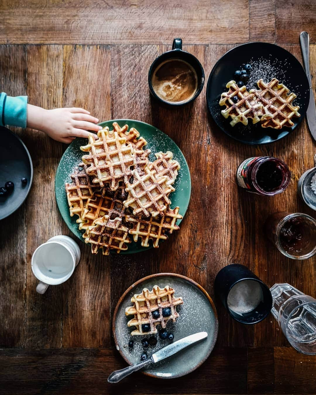 pinimariniのインスタグラム：「Waffelglück im Pyjama! Danke @paulfollowsyou 😘 . #waffeln #Frühstück #Wochenende #lebenzuviert #lebenmitkindern #pjallday」