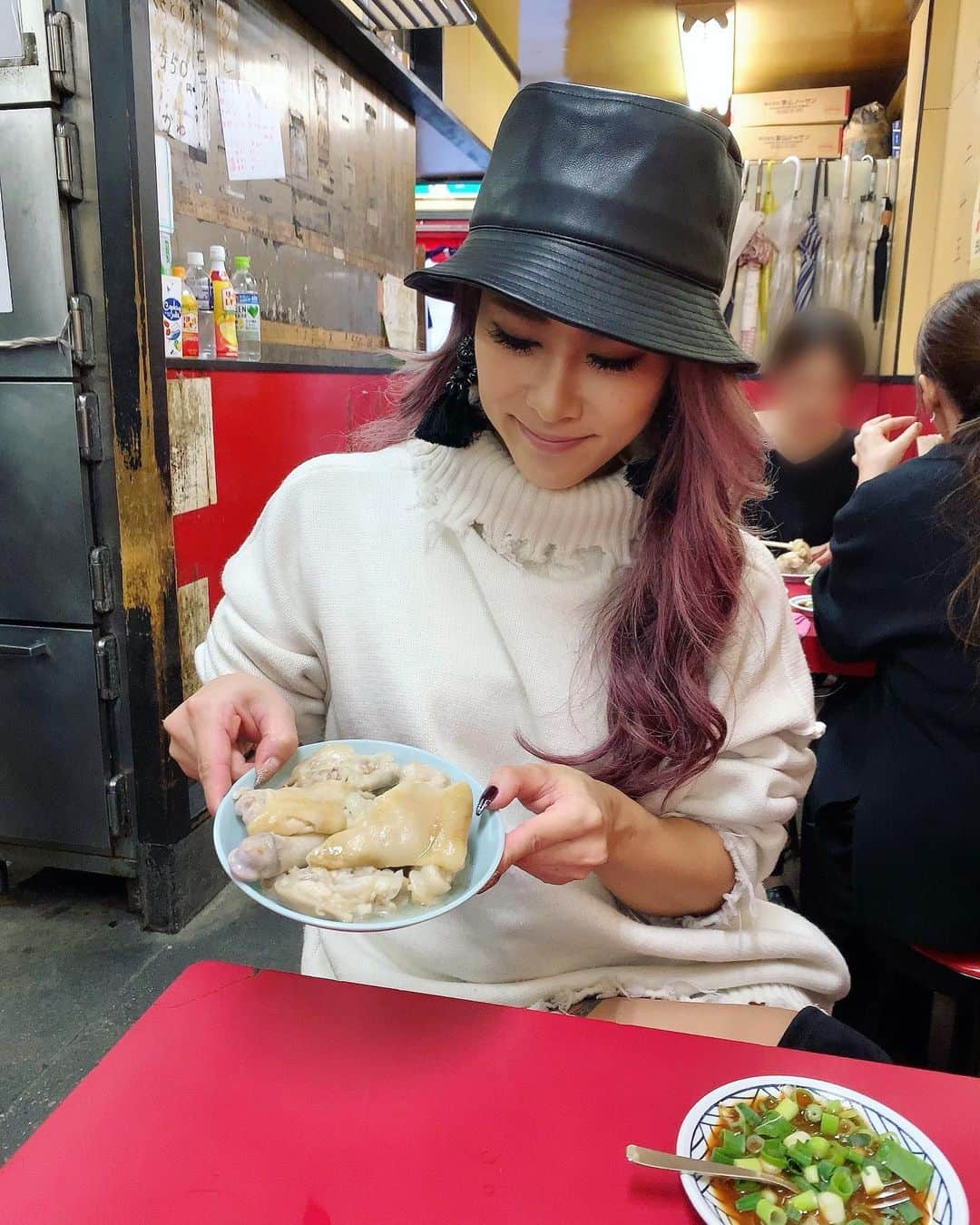 Kumiのインスタグラム：「. お肉食べたい🍖🍖🍖 . 連れてって🤤♡ . . . #肉食系女子　#豚足　#とんそく #かどや　#FF #instafollow #tagforlikes #f4f #l4l #love #バケットハット」
