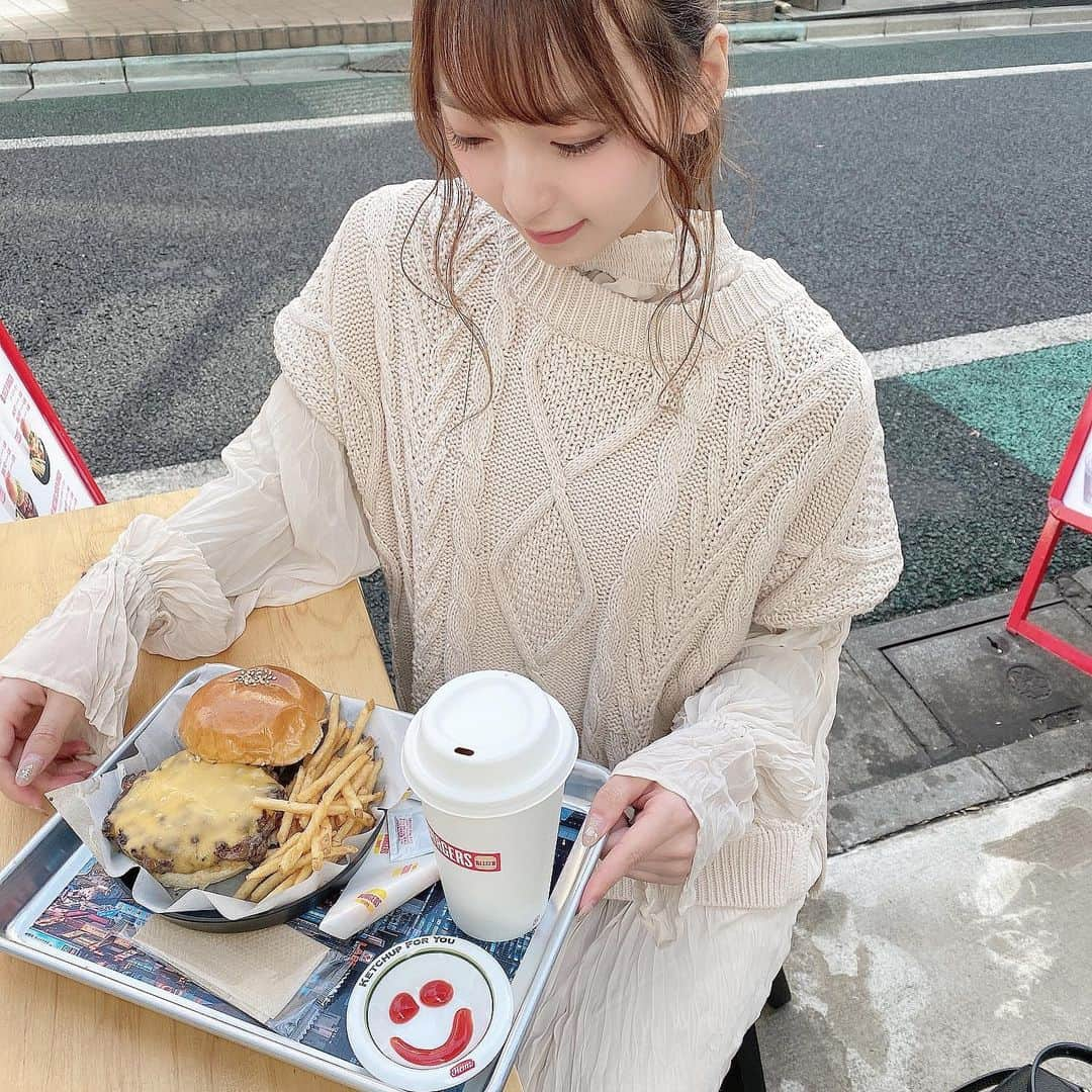 塩川莉世さんのインスタグラム写真 - (塩川莉世Instagram)「ハンバーガー食べに行って来たよ..!!結構前🍔 . . . すんごい粗挽きだったハンバーぐ！ . . . #吉祥寺 #吉祥寺ランチ #吉祥寺グルメ #吉祥寺カフェ #吉祥寺ハンバーガー #ハンバーガー #ハンバーガー屋 #ハンバーガー部 #ハンバーガー巡り」2月6日 18時46分 - rise_shio