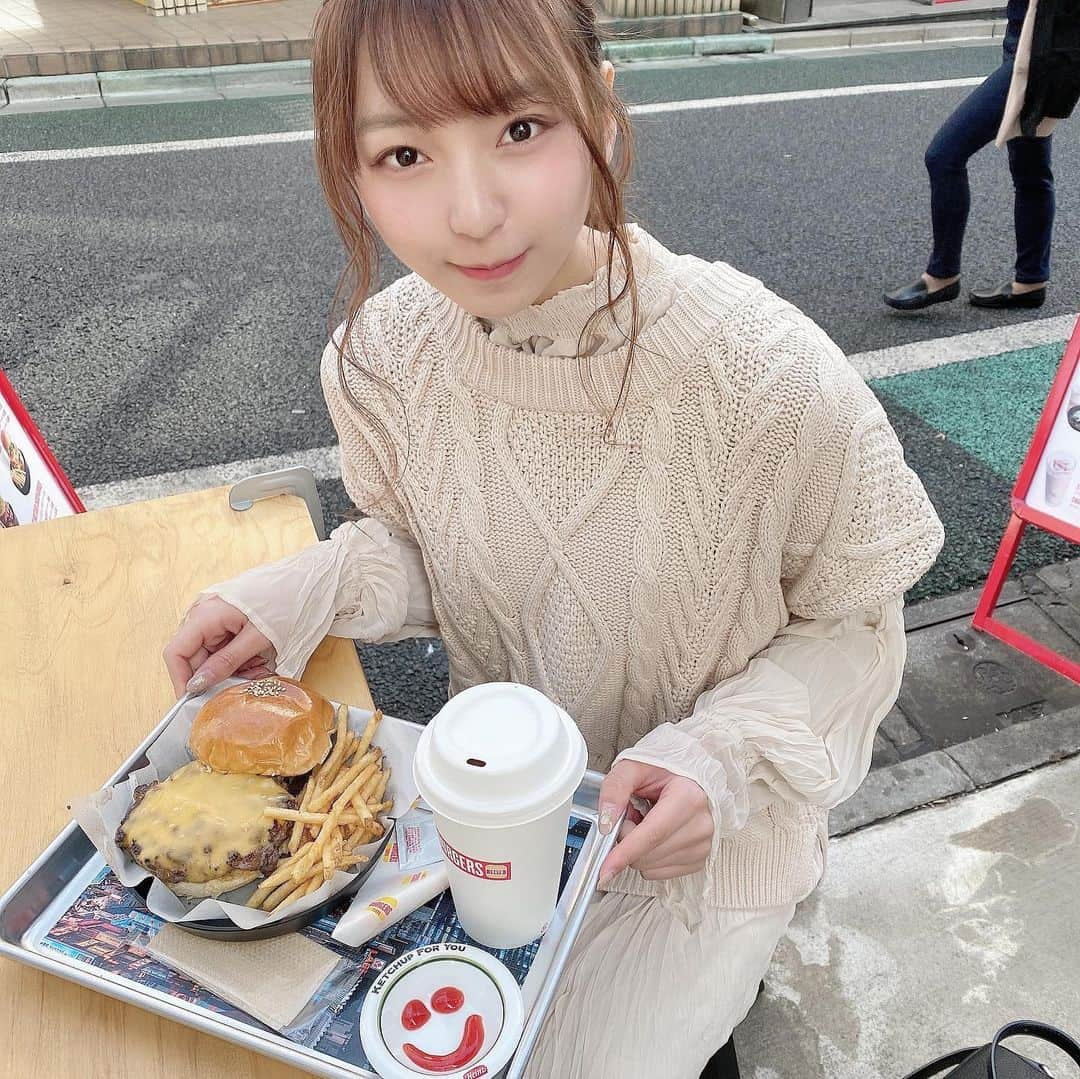 塩川莉世さんのインスタグラム写真 - (塩川莉世Instagram)「ハンバーガー食べに行って来たよ..!!結構前🍔 . . . すんごい粗挽きだったハンバーぐ！ . . . #吉祥寺 #吉祥寺ランチ #吉祥寺グルメ #吉祥寺カフェ #吉祥寺ハンバーガー #ハンバーガー #ハンバーガー屋 #ハンバーガー部 #ハンバーガー巡り」2月6日 18時46分 - rise_shio