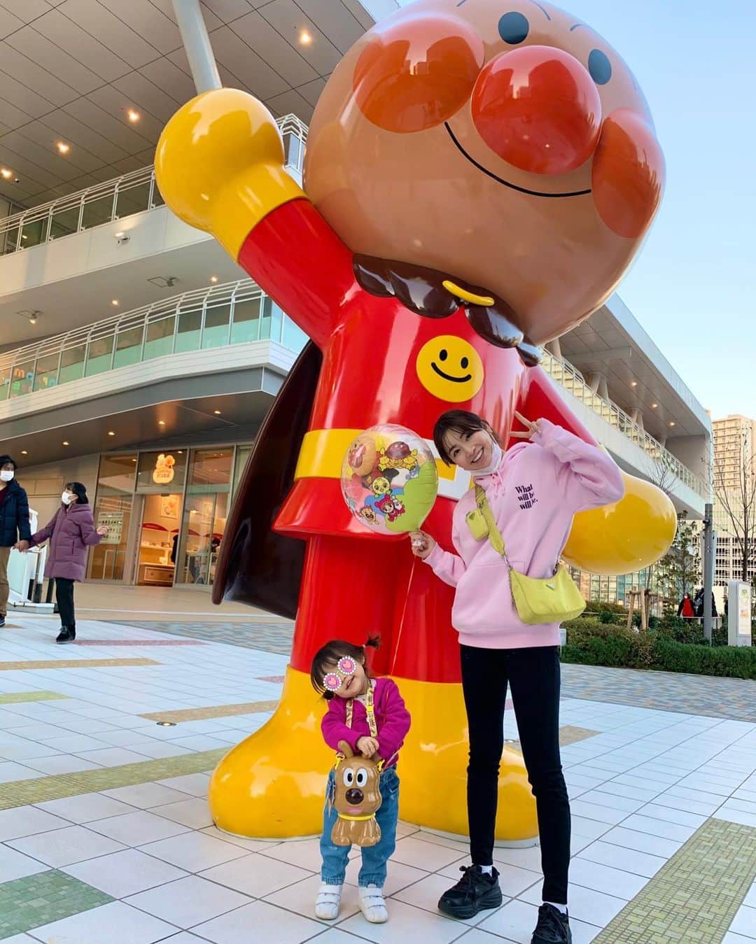 青山あみのインスタグラム：「アンパーーーン！と叫ぶようになった 娘と一緒に👩‍👧🎈 めちゃくちゃ楽しかったようで 母、嬉しいよ🥲 それにしても大きくなったなぁ〜  #アンパンマンミュージアム  #横浜」