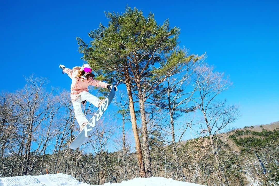 水田真依子のインスタグラム：「スノーボード🏂LIFE🏂 とりちゃん　たけちゃん 撮影ありがとう！✨✨ 最高の仲間！ #ファッション	 #東京	 #ランチ	 #かわいい  #可愛い	 #ネイル	 #おうちごはん	 #ありがとう	 #空	 #犬	 #お弁当	 #桜	 #大好き	 #モデル	 #コーデ	 #撮影	 #ヘアアレンジ	 #インテリア	 #メイク	 #コスメ部門」
