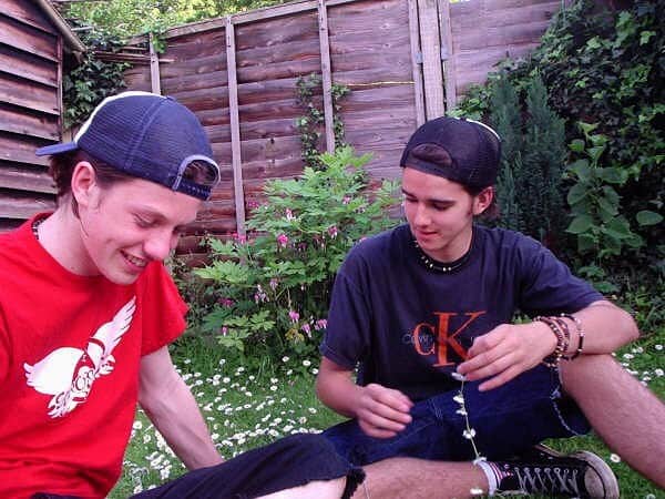 のインスタグラム：「Happy 30 Tommy P!! What a joy to have kicked around with you for a good 27 of those years! Here we are, hanging out in the same clothes, like all 14 year olds do (right?!) Loads of love to you 💘」