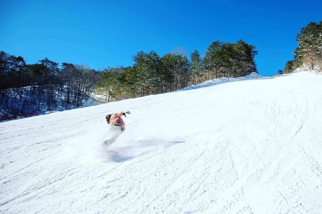 水田真依子のインスタグラム：「スノーボード🏂LIFE🏂 とりちゃん　たけちゃん 撮影ありがとう！✨✨ 最高の仲間！ #ファッション	 #東京	 #ランチ	 #かわいい  #可愛い	 #ネイル	 #おうちごはん	 #ありがとう	 #空	 #犬	 #お弁当	 #桜	 #大好き	 #モデル	 #コーデ	 #撮影	 #ヘアアレンジ	 #インテリア	 #メイク	 #コスメ部門」