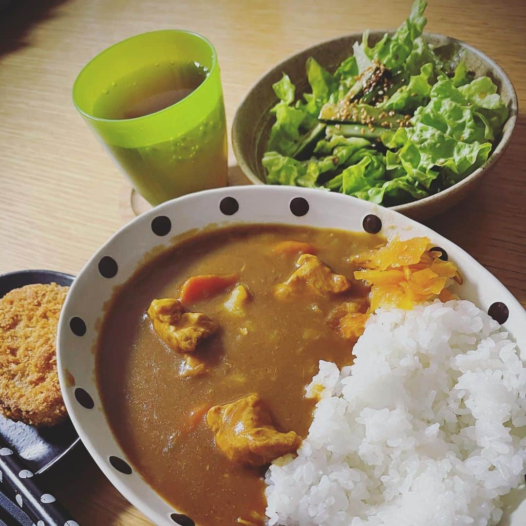 石川亜沙美のインスタグラム：「今日の夕飯 ・　 『ポークカレー🍛』 ・ 今日も美味しく いただきます🙏😋 ・ ・ #今日の夕飯 #ポークカレー #完成 #🍛」