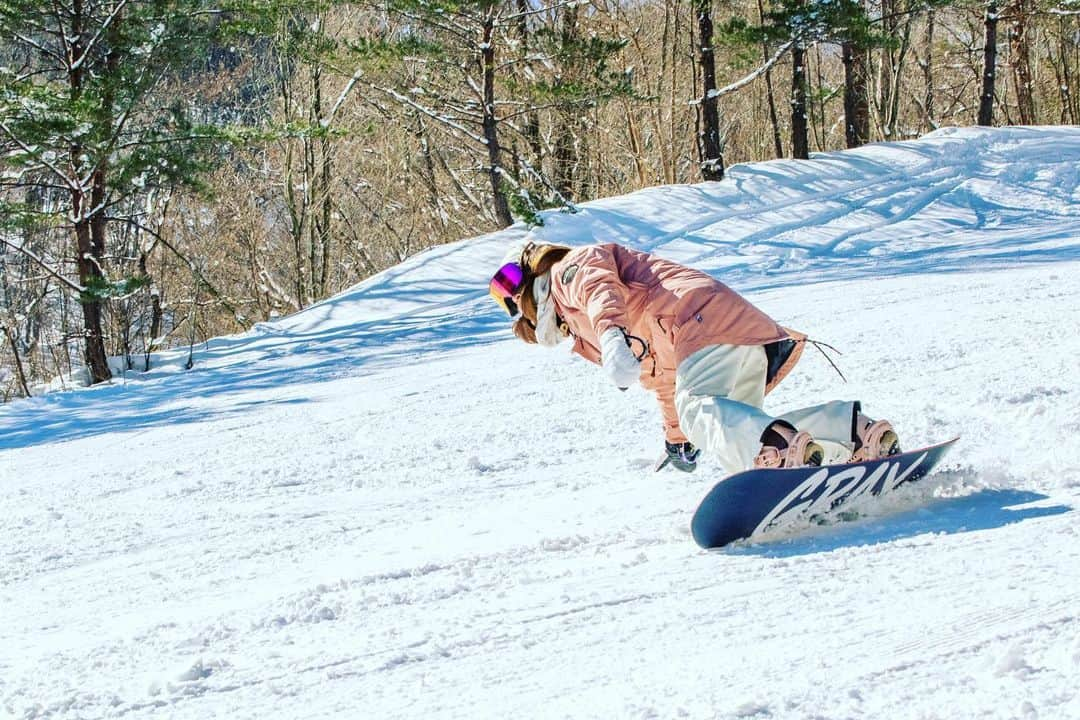 水田真依子のインスタグラム：「スノーボード🏂LIFE🏂 とりちゃん　たけちゃん 撮影ありがとう！✨✨ 最高の仲間！ #ファッション	 #東京	 #ランチ	 #かわいい  #可愛い	 #ネイル	 #おうちごはん	 #ありがとう	 #空	 #犬	 #お弁当	 #桜	 #大好き	 #モデル	 #コーデ	 #撮影	 #ヘアアレンジ	 #インテリア	 #メイク	 #コスメ部門」