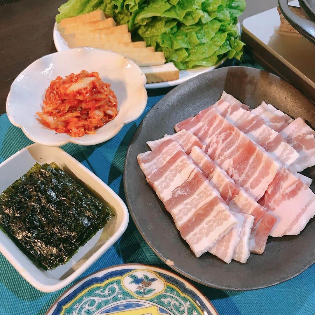 小畑由香里のインスタグラム：「✤  今夜はサムギョプサル  焼いて、具をまきまきして ひたすら食べる😋  ご飯も一緒に巻いちゃうから ついつい食べすぎて… う〜太る〜😂😂😂  チャミスルのすももにハマってて これまたヤバめ。  久しぶりにお昼から ワインを飲んでいた友人から 陽気な電話が♡ お昼から飲めるあなたが とても羨ましかったよ♡ でも、なんだか私も ハッピーな気持ちになったな。 母だって たまには そんな週末があっていい♡  #yukariのcucina #サムギョプサル#ご飯が美味しすぎる#チャミスル」