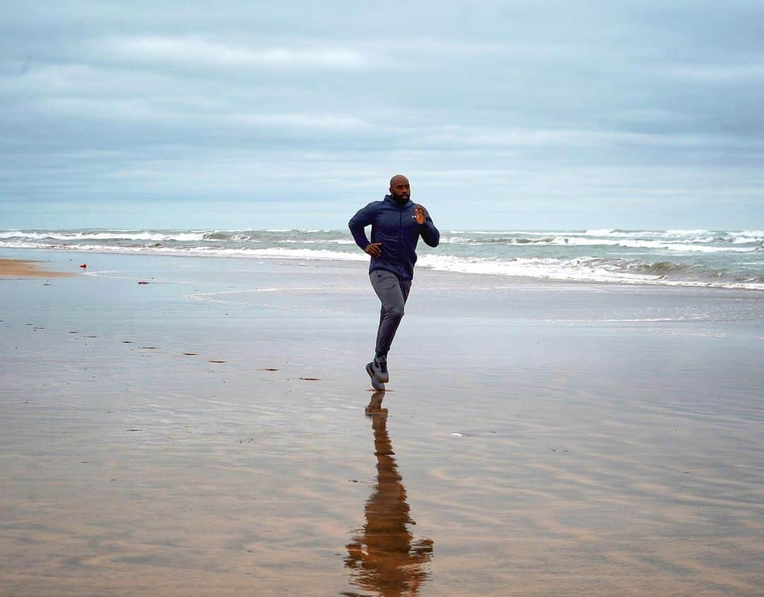 テディ・リネールさんのインスタグラム写真 - (テディ・リネールInstagram)「Un bon bol d’air frais 🌊 Bon week-end à tous 🤙🏾  A deep breath of fresh air 🌊 Enjoy your week-end 🤙🏾  #footing #training #sea #bythesea #tokyo2020 #good #morning #run」2月6日 18時51分 - teddyriner