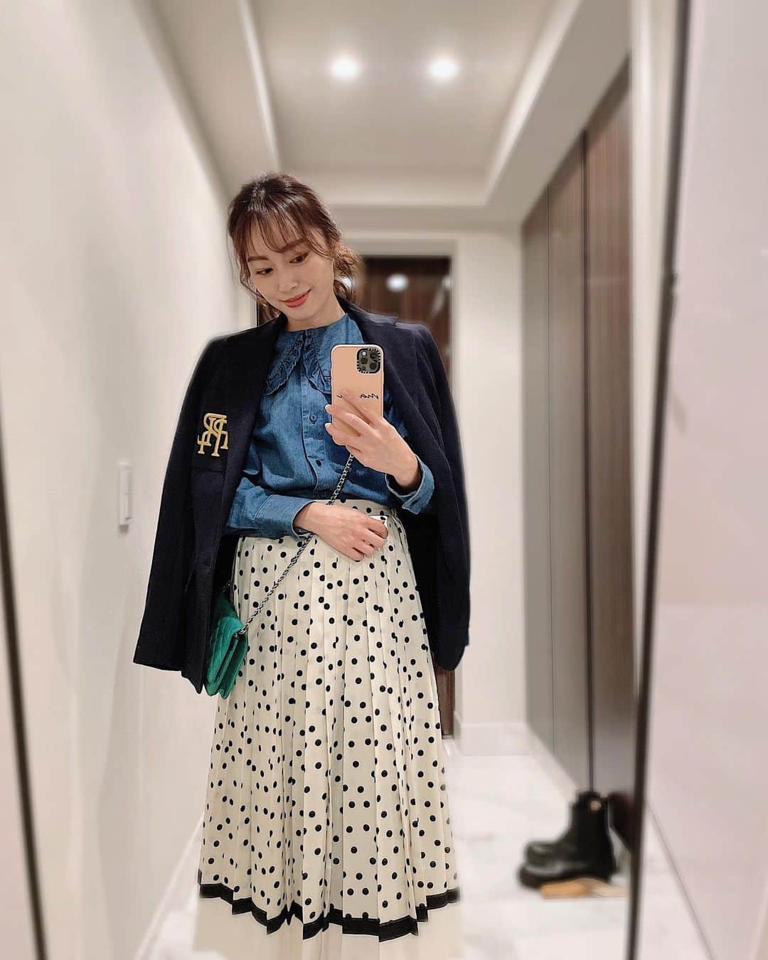 小祝麻里亜のインスタグラム：「💙🤍💚  そろそろジャケット一枚で着たいけど、まだ全然寒いですね☺️❄️  厚手のアウターに飽きてきてしまいました🐈💞💞  ． ．＿＿＿＿＿＿＿＿ #outfit #coordinate #look #instafashion #vasic #셀스타그램 #얼스타그램 #코디 #스타일링 #데일리 #데일리룩 #오오티디 #158cmコーデ」