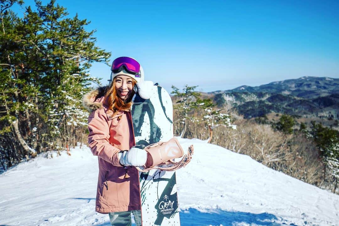水田真依子のインスタグラム：「スノーボード🏂LIFE🏂 とりちゃん　たけちゃん 撮影ありがとう！✨✨ 最高の仲間！ #ファッション	 #東京	 #ランチ	 #かわいい  #可愛い	 #ネイル	 #おうちごはん	 #ありがとう	 #空	 #犬	 #お弁当	 #桜	 #大好き	 #モデル	 #コーデ	 #撮影	 #ヘアアレンジ	 #インテリア	 #メイク	 #コスメ部門」